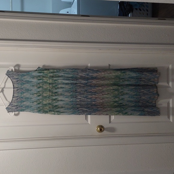 Flattering Maxi Dress perfect for summer activities! - Picture 2 of 4